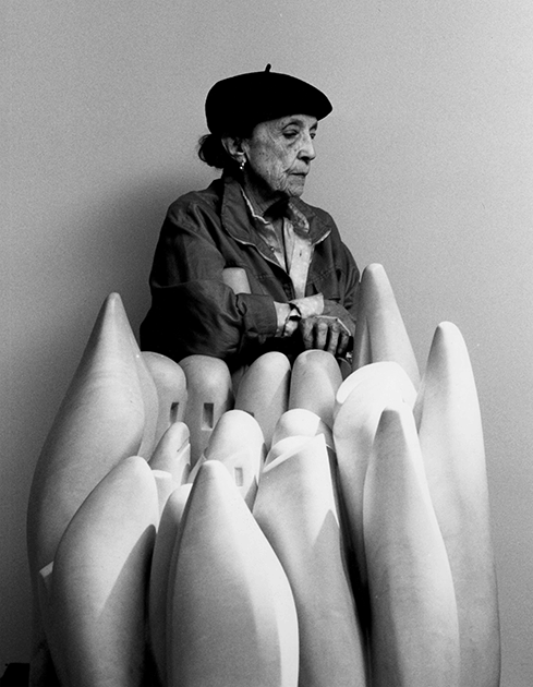 Louise Bourgeois with Eye to Eye (1970) in 1990. Image: Sipa US / Alamy Stock Photo, Artwork: © The Easton Foundation/DACS, London and VAGA at Artists Rights Society (ARS), New York